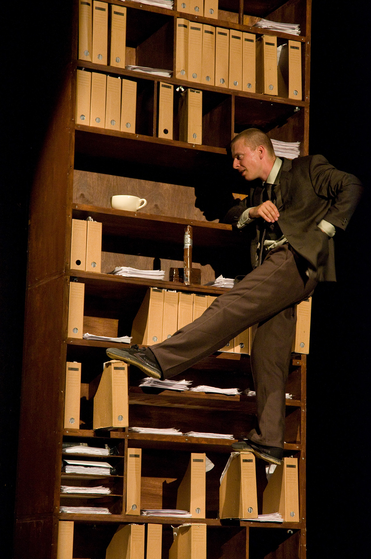 acrobate sur une étagère