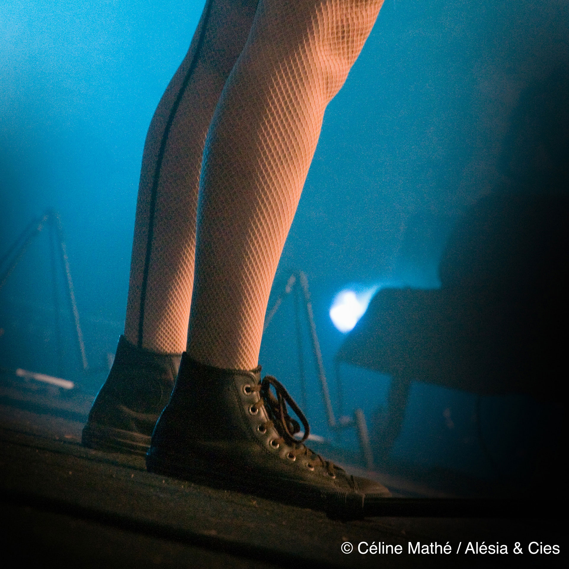 pieds d'une musicienne sur scène