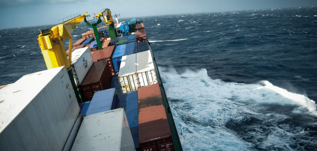 containers sur un cargo en mer agitée